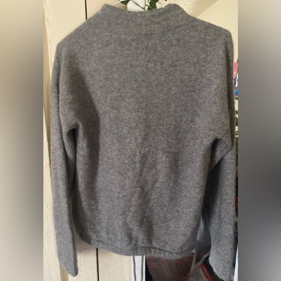 Theory 100% cashmere gray sweater - Picture 2 of 12